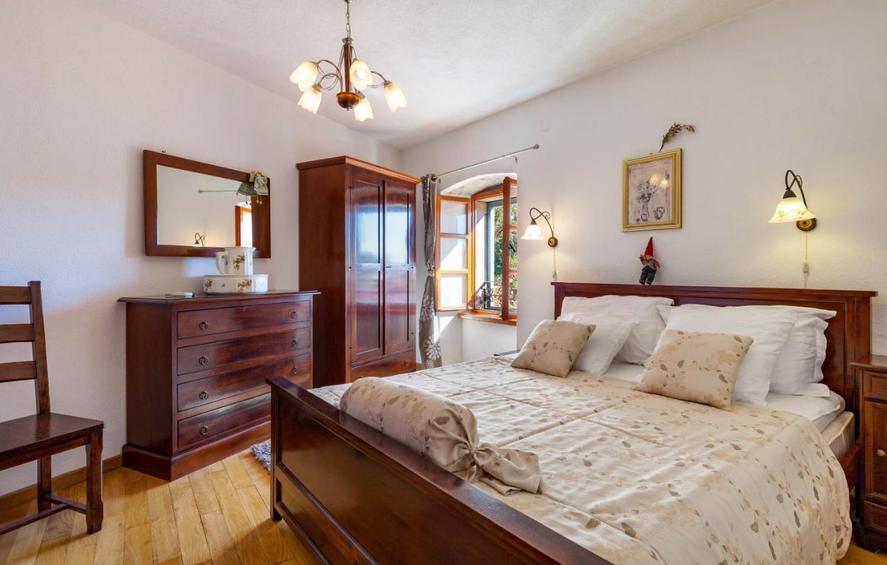 Villa Vicina Heritage Villa For 9,Milna - Close To Restaurants And Shops Exterior foto