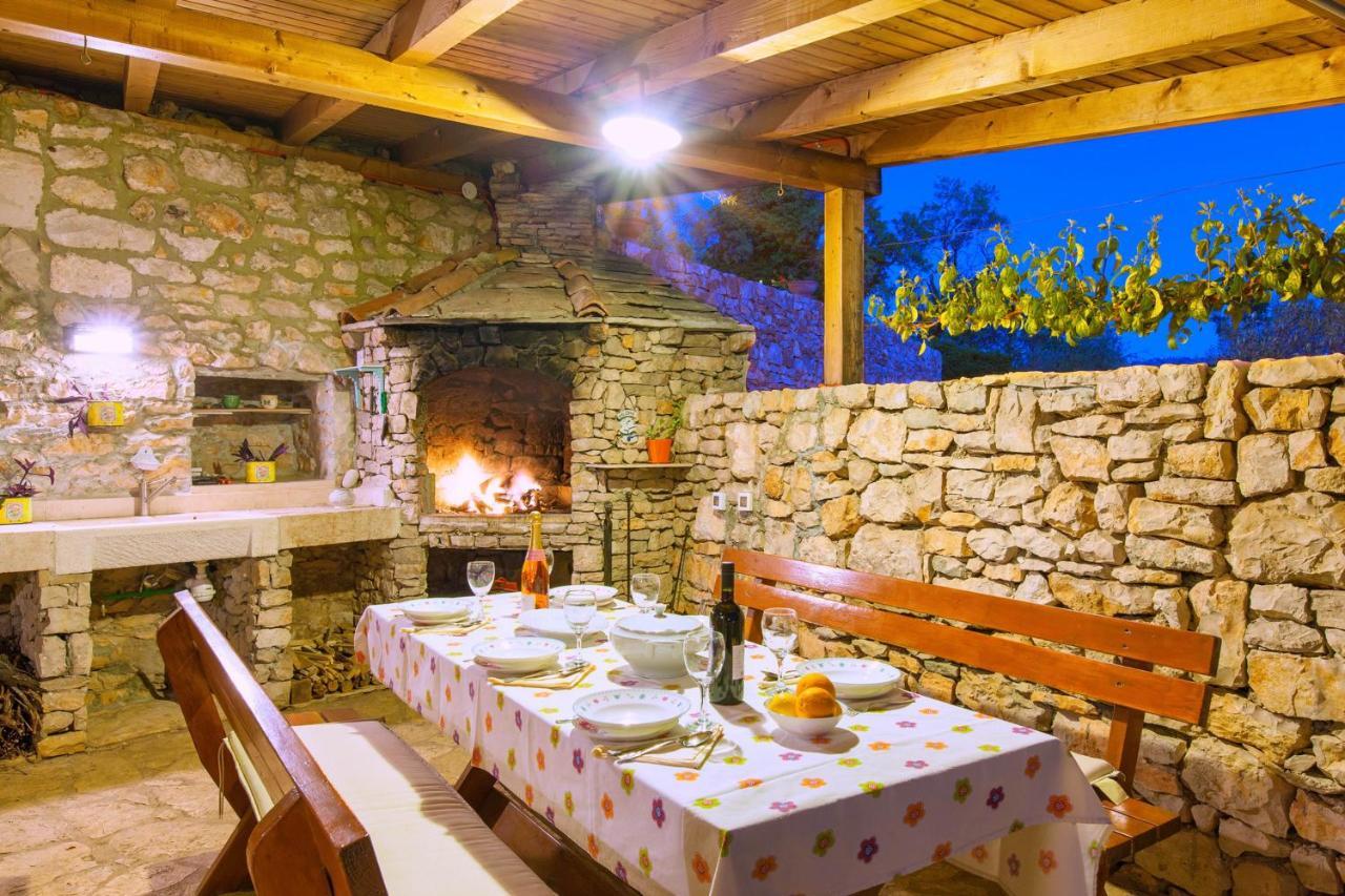 Villa Vicina Heritage Villa For 9,Milna - Close To Restaurants And Shops Exterior foto